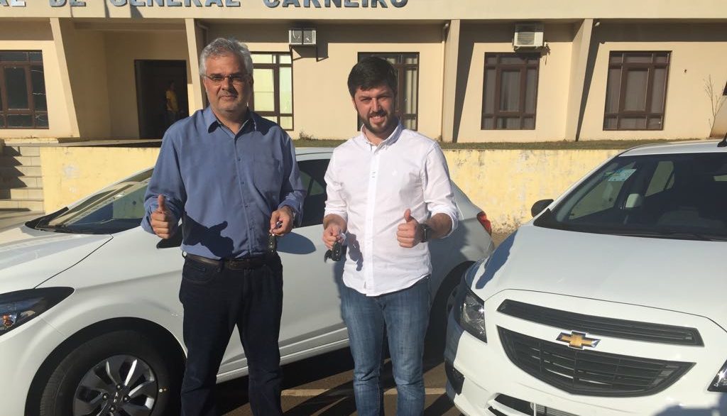 Prefeito de General Carneiro entrega veículos novos e reforça a frota da Secretaria de Saúde