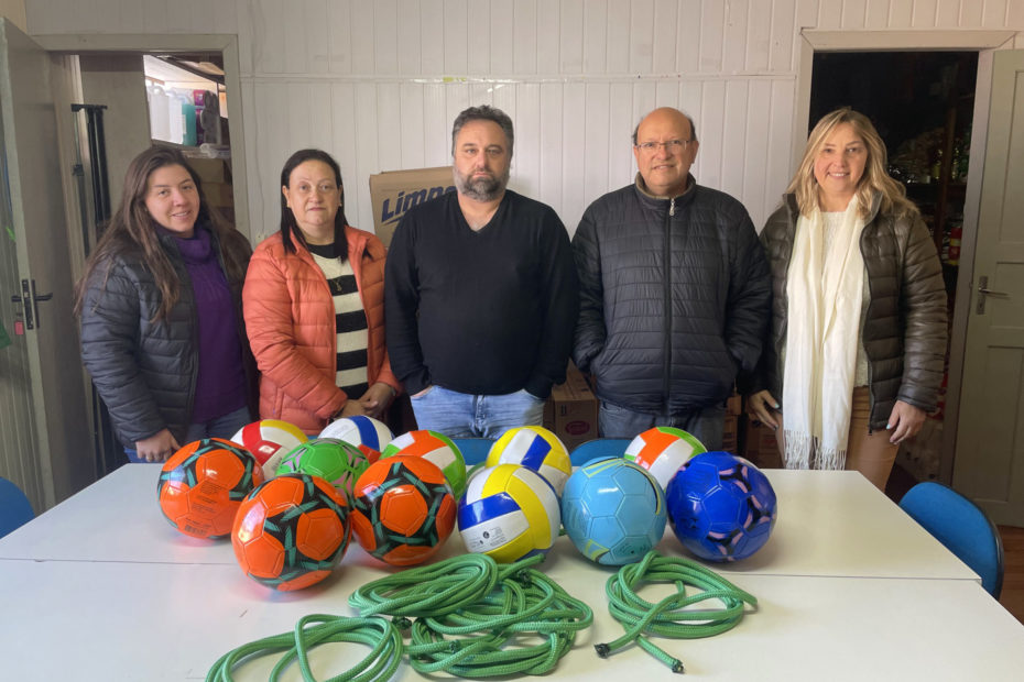Secretaria de Educação adquire materiais esportivos para escolas do campo de General Carneiro.