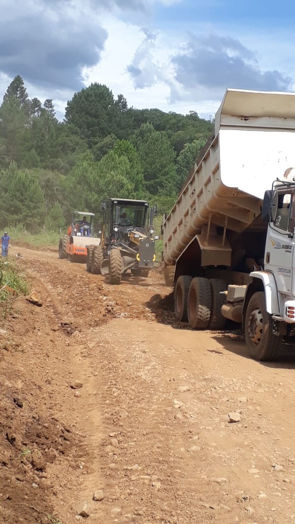 SECRETARIA DE OBRAS INICIA O ANO RESTAURANDO ESTRADAS DO INTERIOR A TODO VAPOR