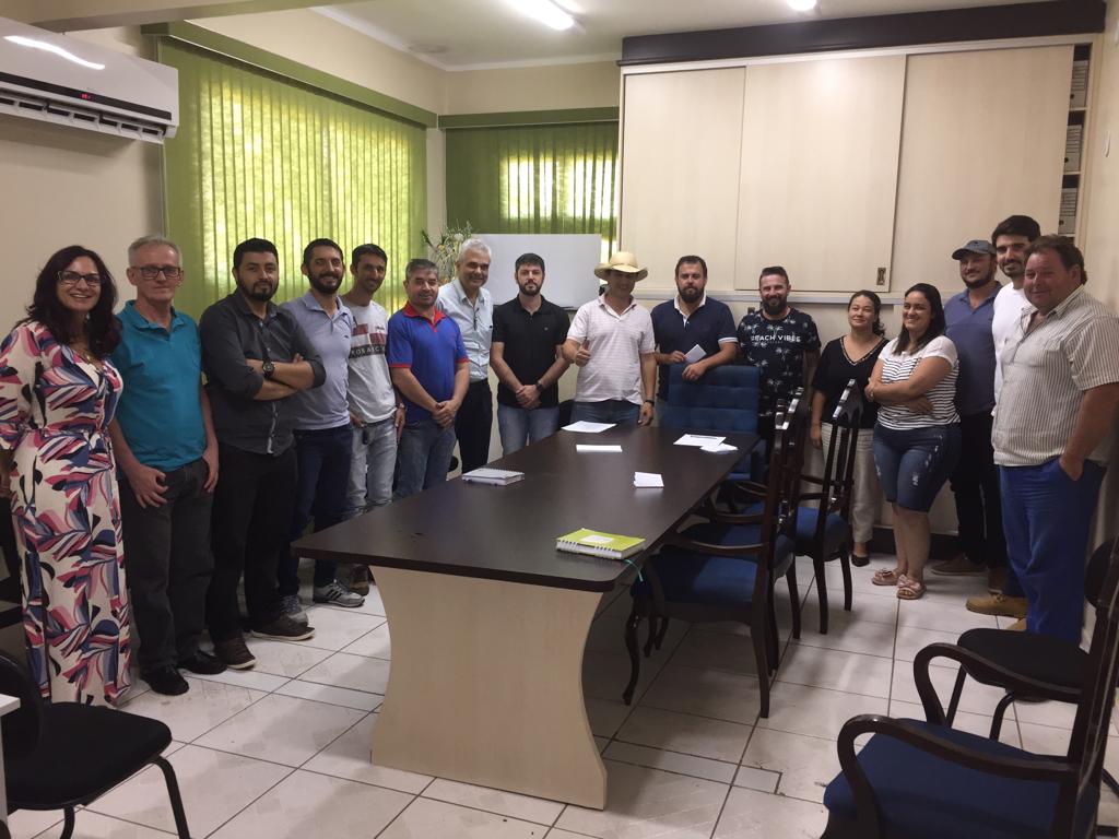 PREFEITO, VEREADORES E SECRETÁRIOS SE REÚNEM PARA DISCUTIR DEMANDAS DO MUNICÍPIO.