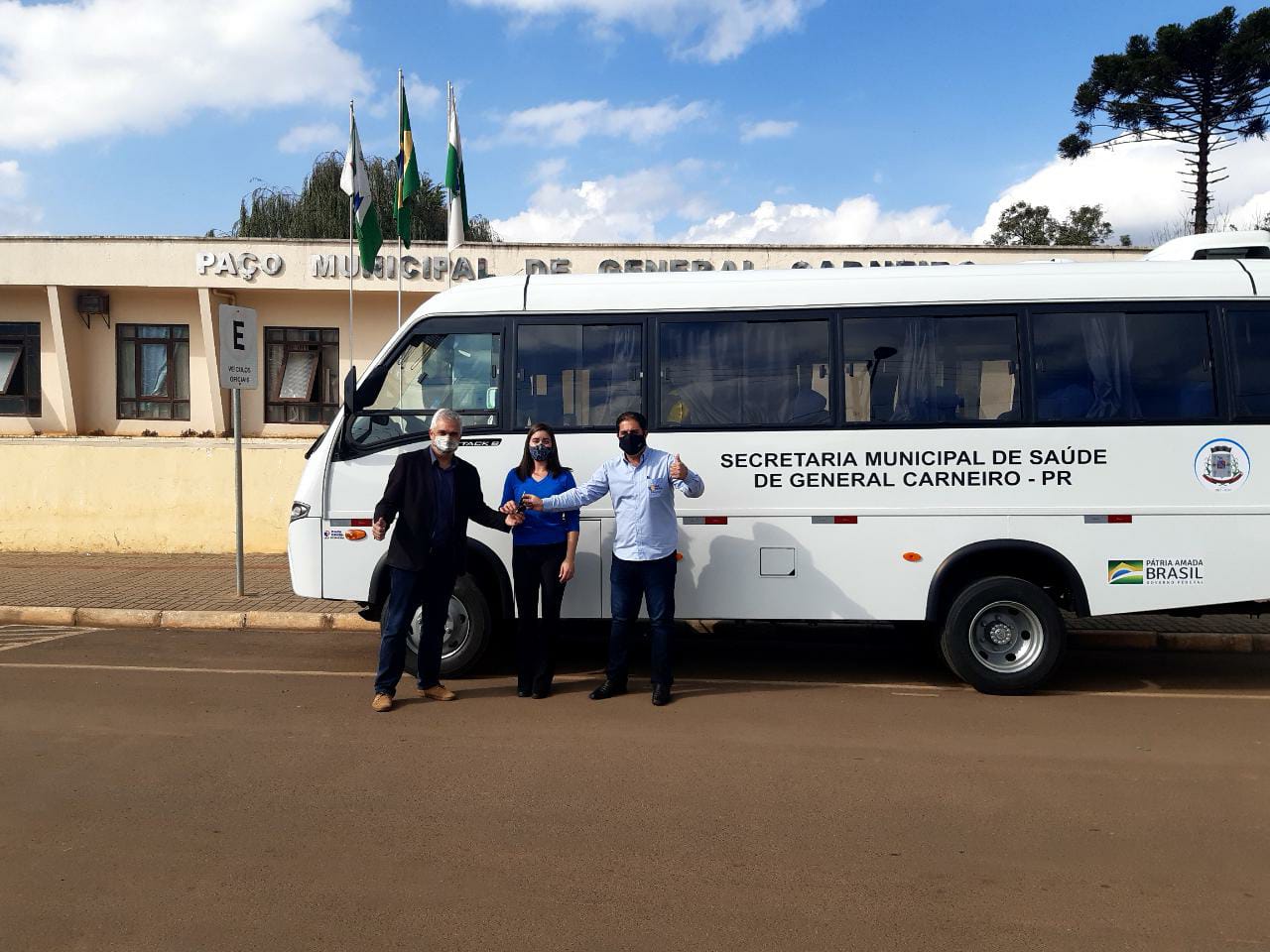General Carneiro recebe novo micro-ônibus para transporte de pacientes