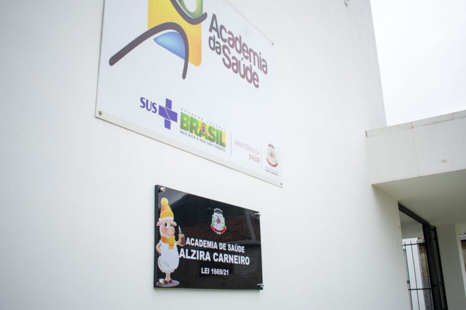 Prefeitura de General Carneiro instala placa que nomeia Academia de Saúde Alzira Carneiro