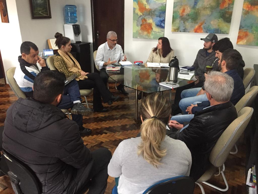 PREFEITO GAÚCHO REALIZA REUNIÃO DE TRABALHO COM SECRETÁRIOS