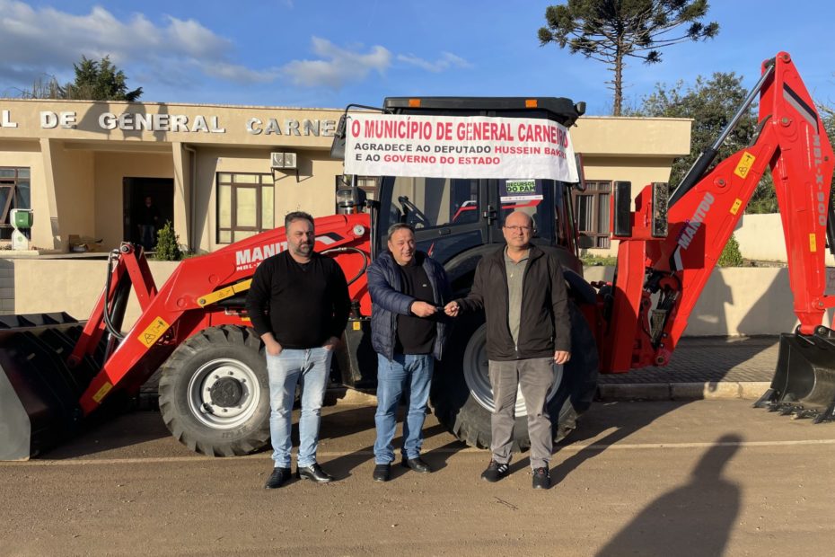 Prefeitura de General Carneiro adquire retroescavadeira para uso do município.