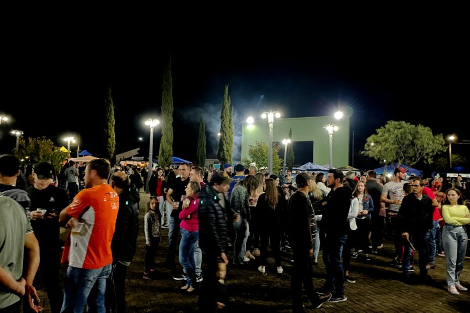 Prefeitura de General Carneiro realiza 4ª Feira da Lua. 25 feirantes participam do evento.