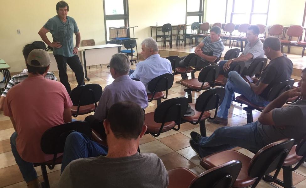 Prefeito Municipal e Secretário de Agricultura reúnem-se com Associação dos Produtores de Leite de General Carneiro – PR