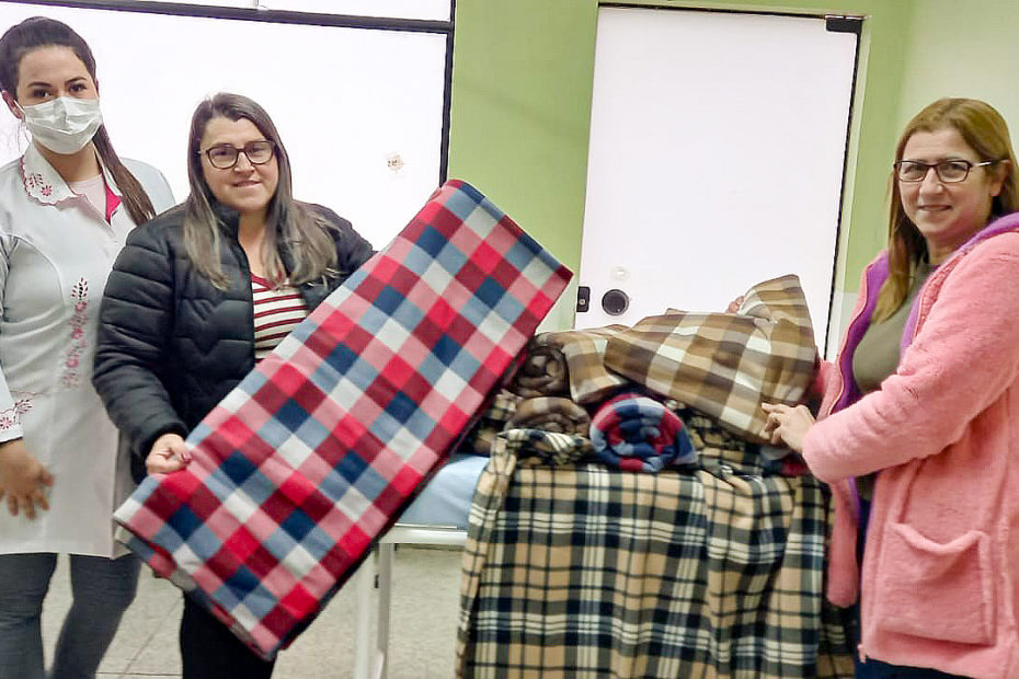 Prefeito e primeira-dama doam tecidos para confecção de cobertores para UPA de General Carneiro