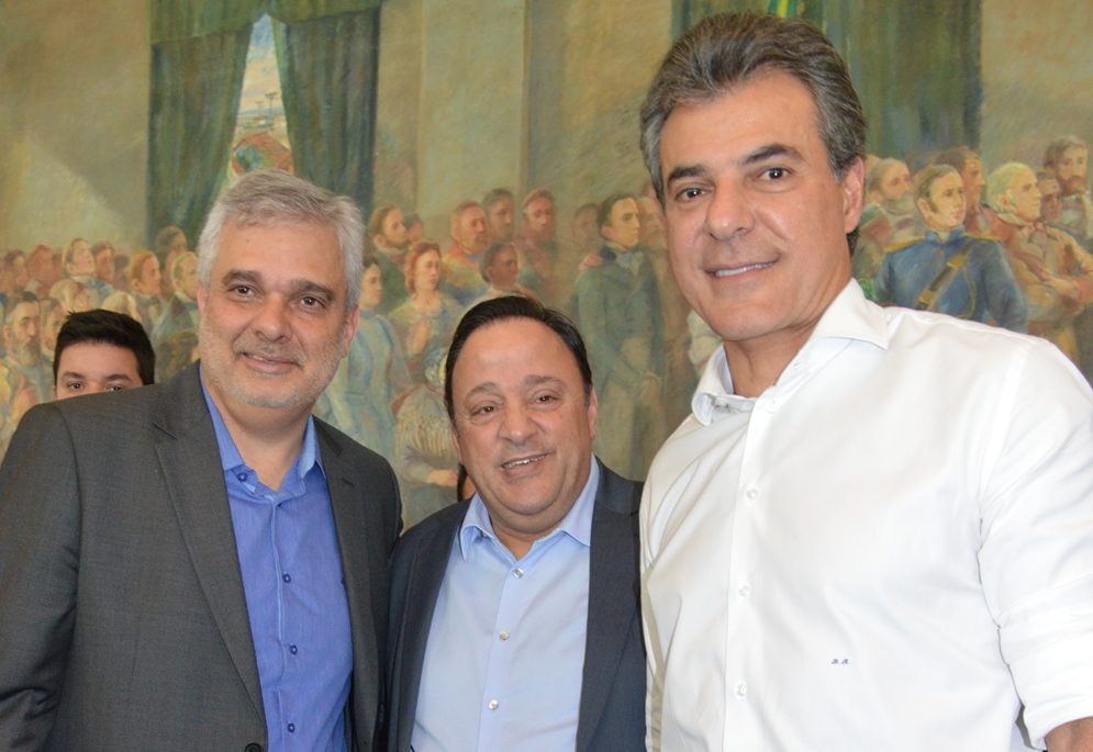 Prefeito assina convênio para compra de duas retroescavadeiras e britador