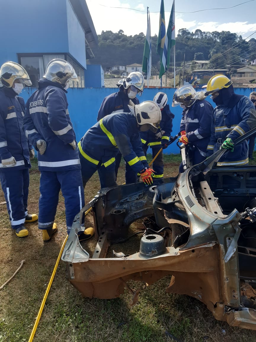 Bombeiros Comunitários de General Carneiro recebem instruções sobre novo equipamento desencarcerador