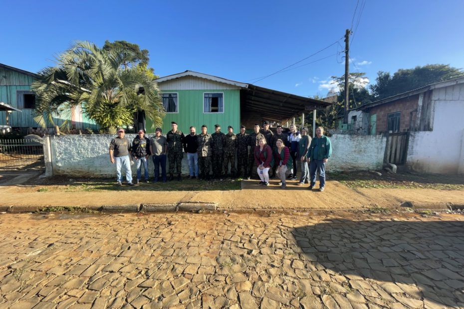 Com o auxílio do Exército, Agentes de Combate a Endemias realizam movimentação para eliminar criadouros da Dengue.
