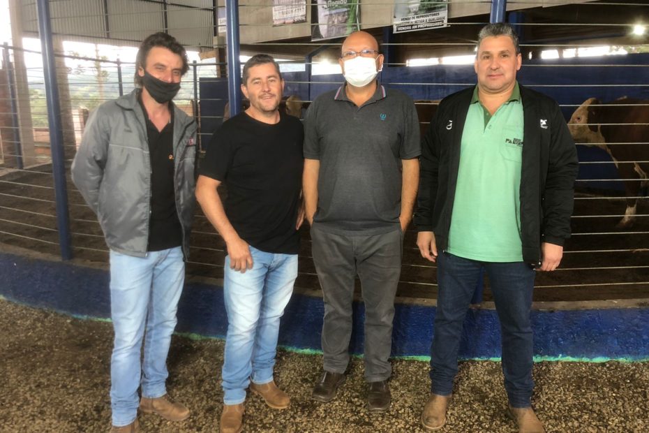 Prefeito Joel prestigia leilão de gado em General Carneiro