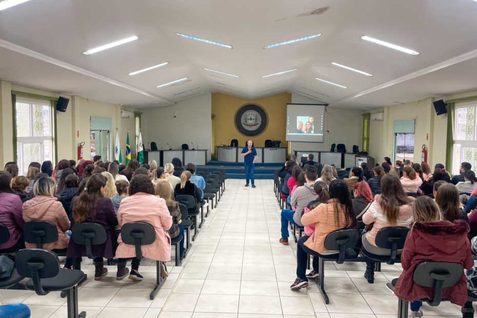 Profissionais da educação participam de capacitação. Retorno às aulas ocorre nesta segunda-feira (25)