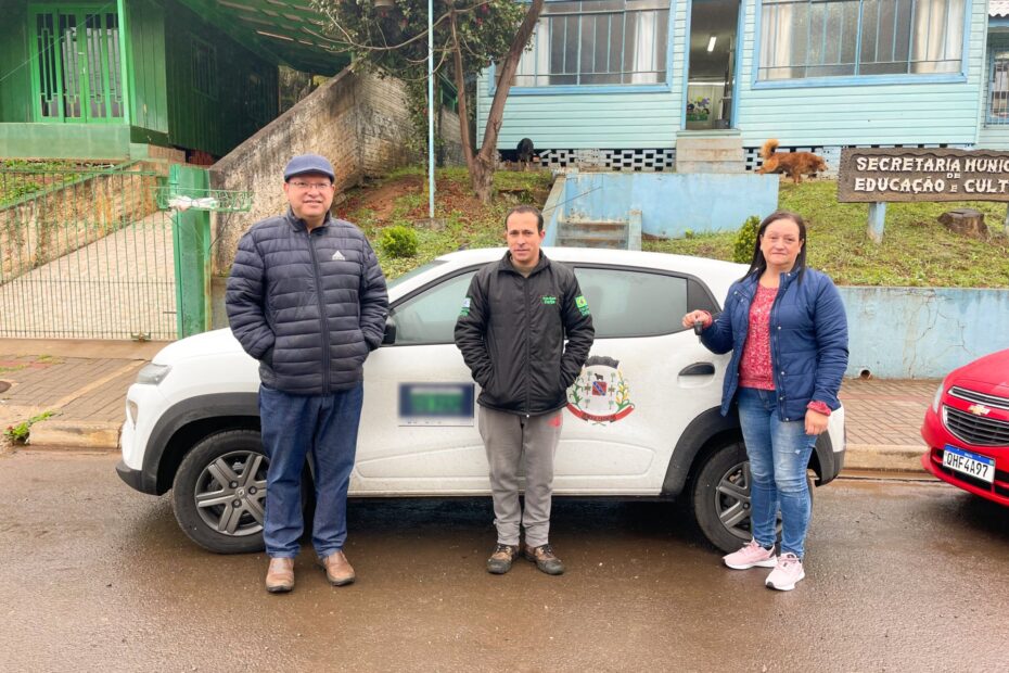Secretaria de Educação e Cultura recebe veículo através do presidente da Câmara de Vereadores.
