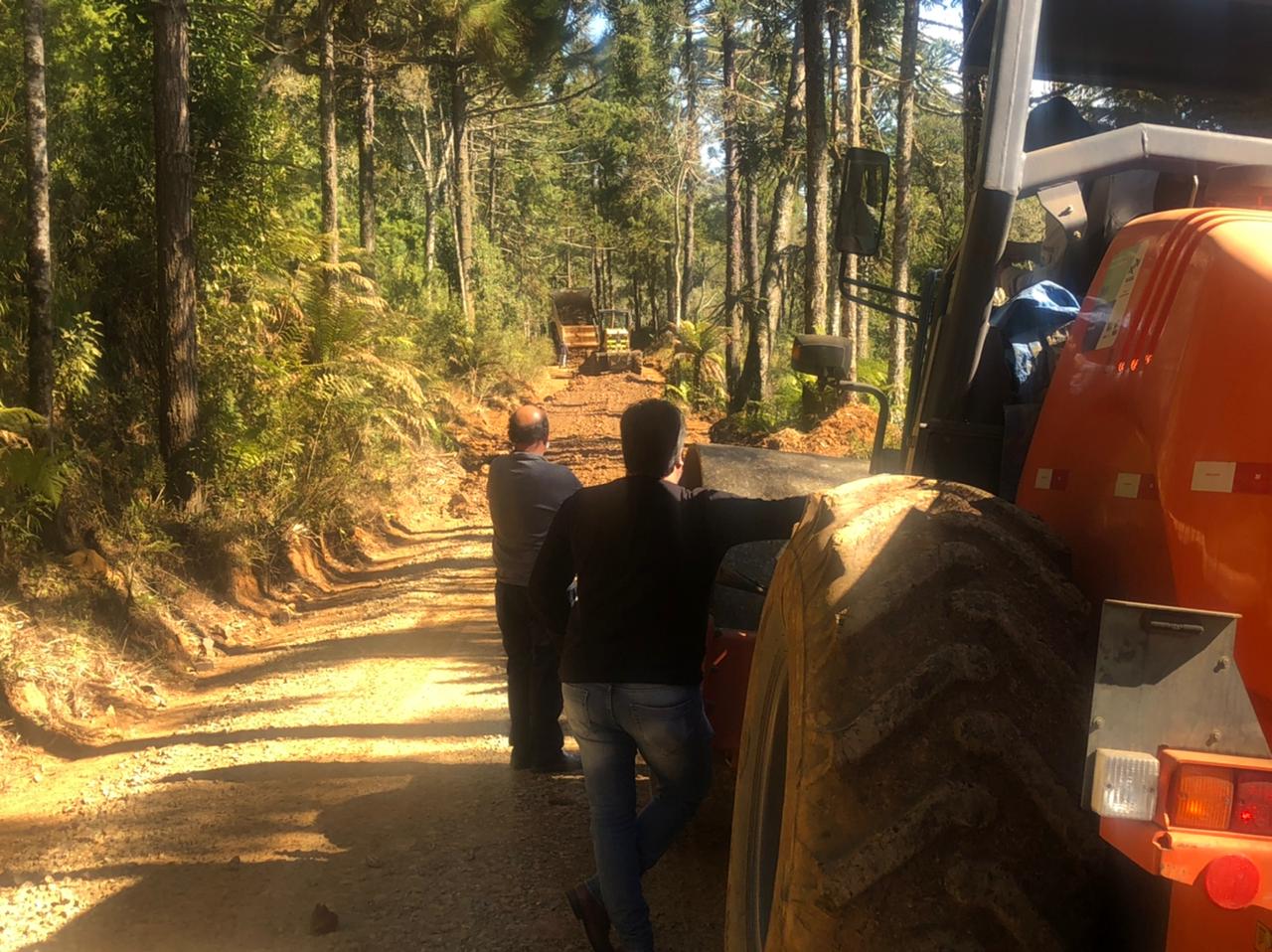 Secretaria de obras de General Carneiro atua na recuperação de estrada rural na região do Palmital